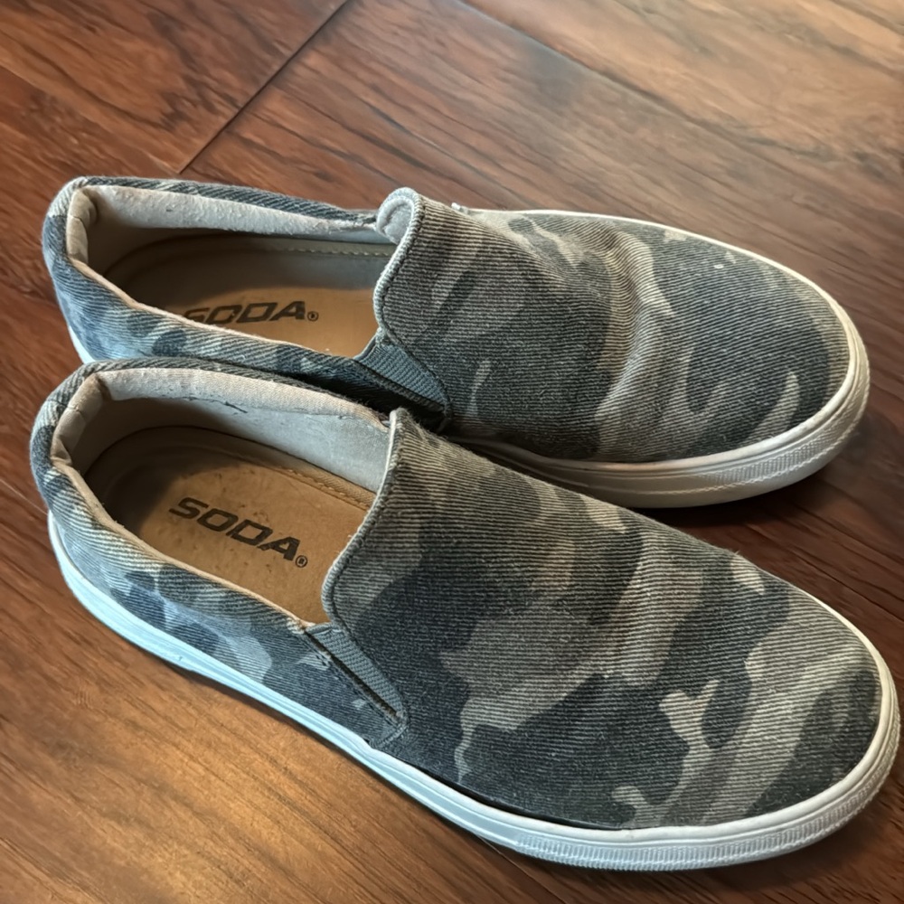 Women's slip on camouflage shoes
